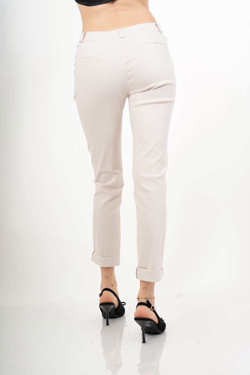 modella indossando Pantalone elasticizzato in misto viscosa con risvolto – Beige colore