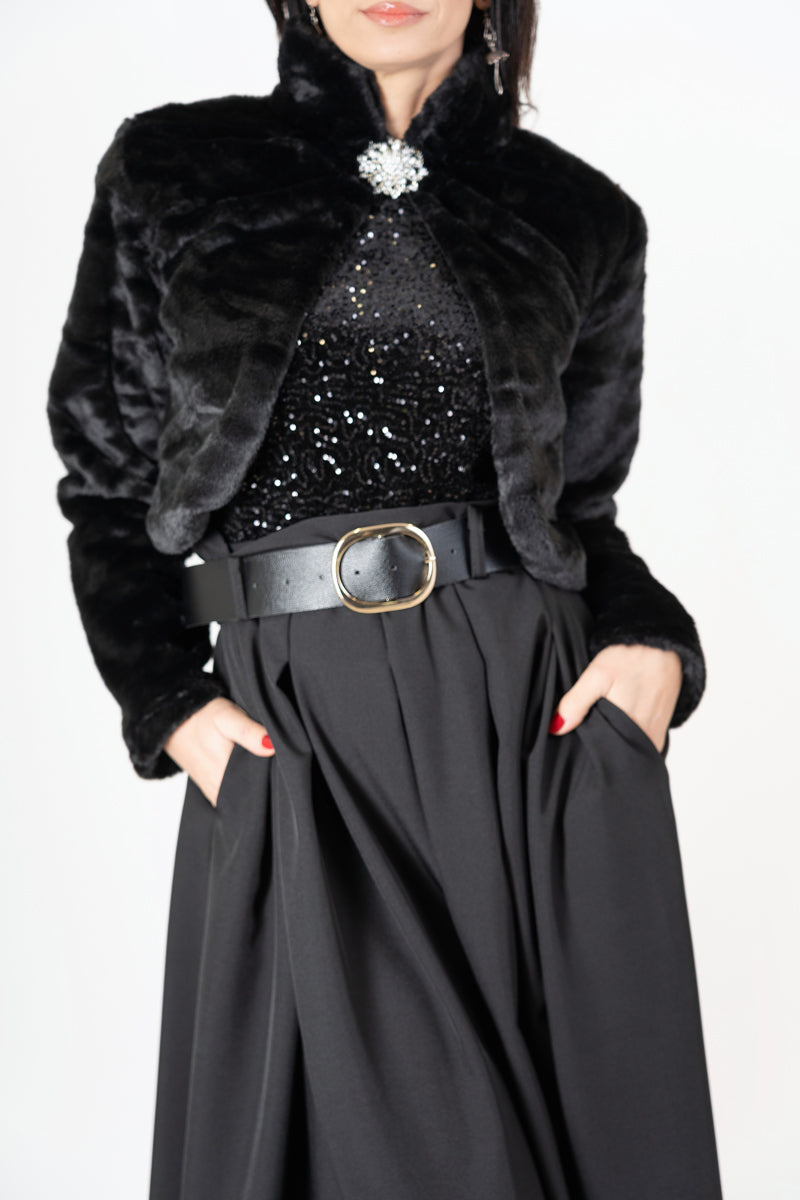 modella indossando Bolero corto in ecopelliccia con bottone gioiello colore Nero Unica