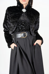modella indossando Bolero corto in ecopelliccia con bottone gioiello colore Nero Unica