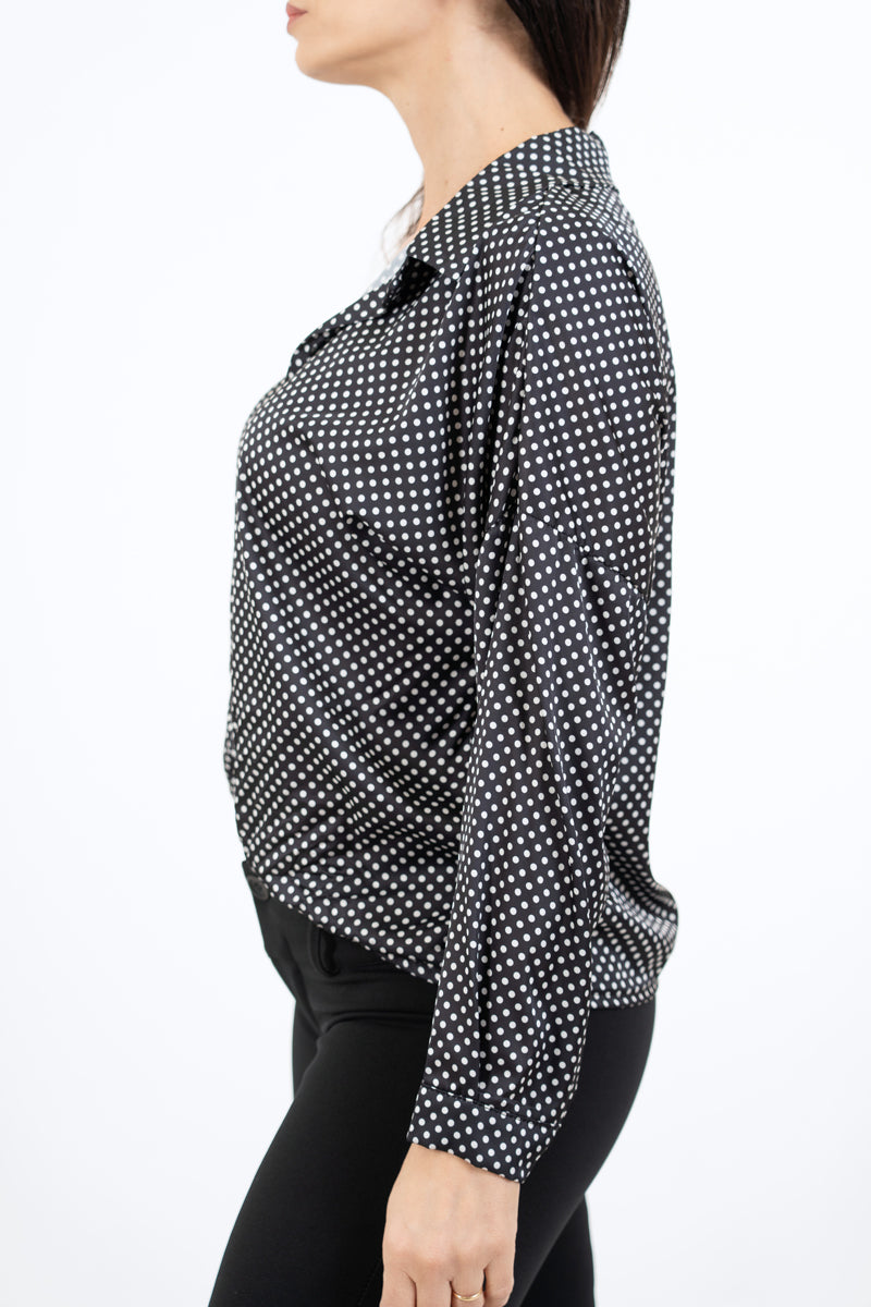 modella indossando Camicia in raso a pois con colletto classico e scollo a V colore