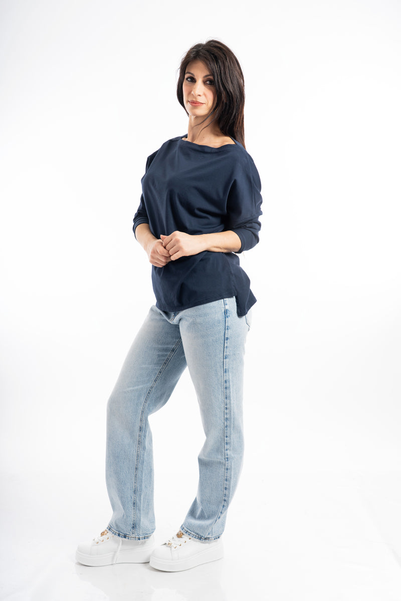 modella indossando Maglia over in cotone elasticizzato con scollo ampio e spacchi laterali colore
