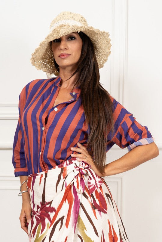 modella indossando Camicia in Cotone Leggero a Righe Bicolore Made in Italy colore Viola Unica