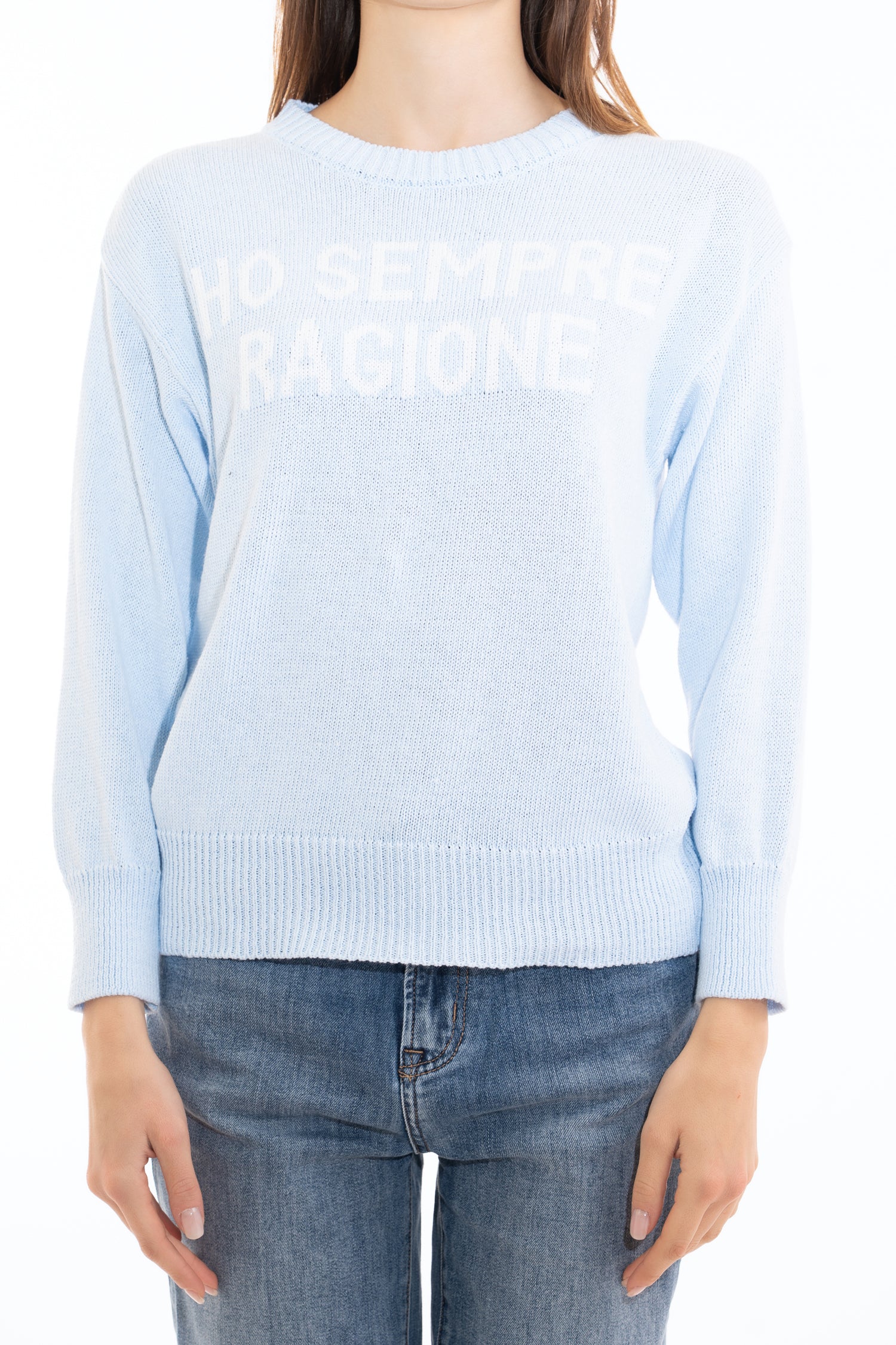 modella indossando Maglione girocollo con scritta “Ho sempre ragione” in cotone misto colore