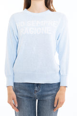 modella indossando Maglione girocollo con scritta “Ho sempre ragione” in cotone misto colore