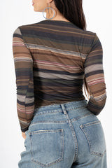 modella indossando Maglia a righe in misto cashmere Made in Italy colore