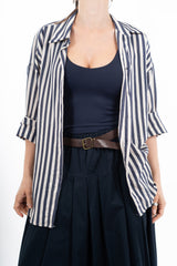 modella indossando Camicia lunga a righe in viscosa con lavorazione jacquard colore Blu Unica