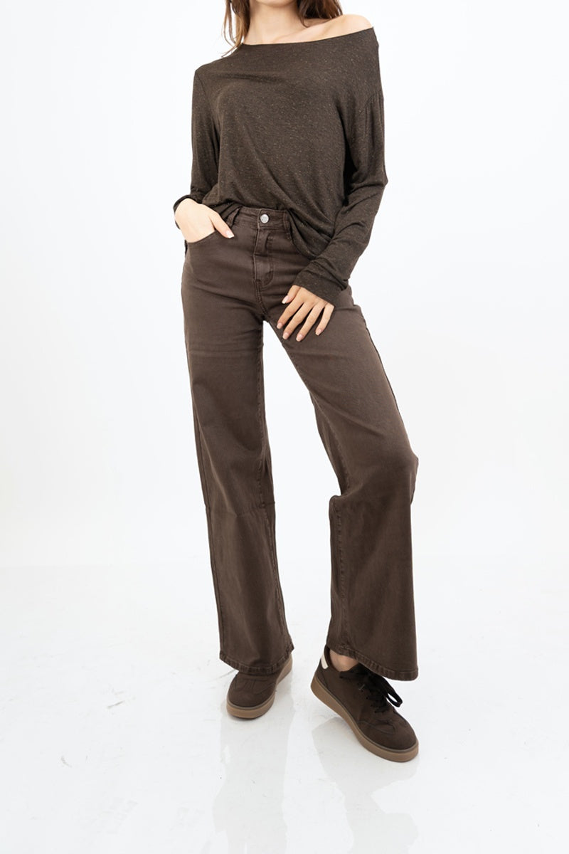 modella indossando Jeans a vita alta gamba dritta in denim morbido marrone colore