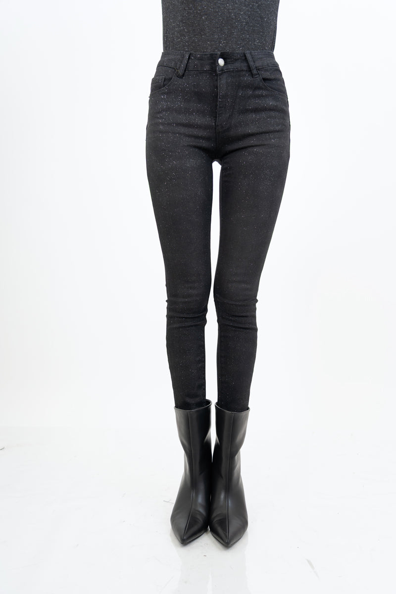modella indossando Jeans push-up elasticizzato nero con glitter e vestibilità skinny colore