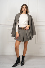 modella indossando Minigonna shorts Ashford con cintura colore Fango Unica