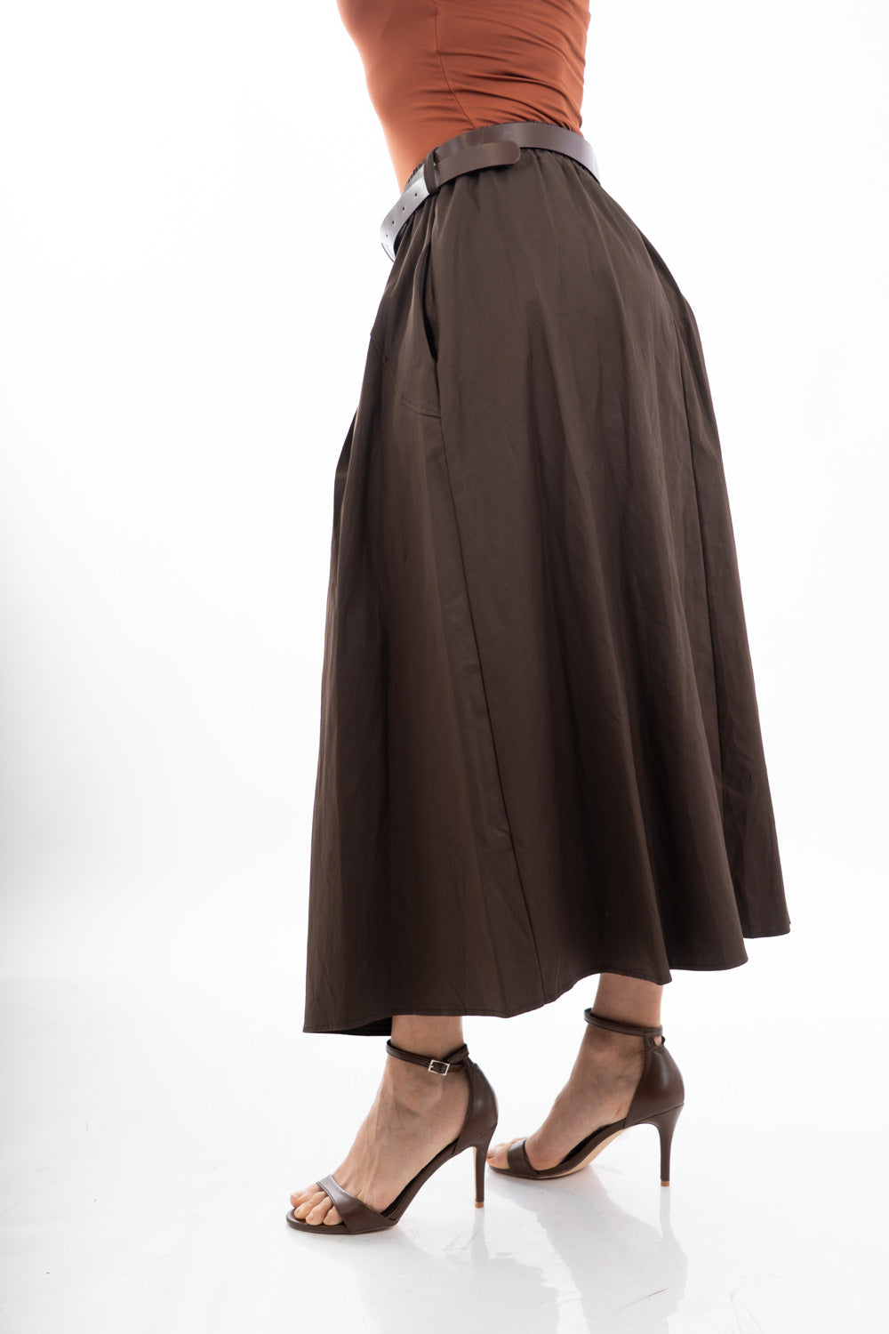 modella indossando Gonna midi con baschina e pieghe in cotone elasticizzato con cintura colore