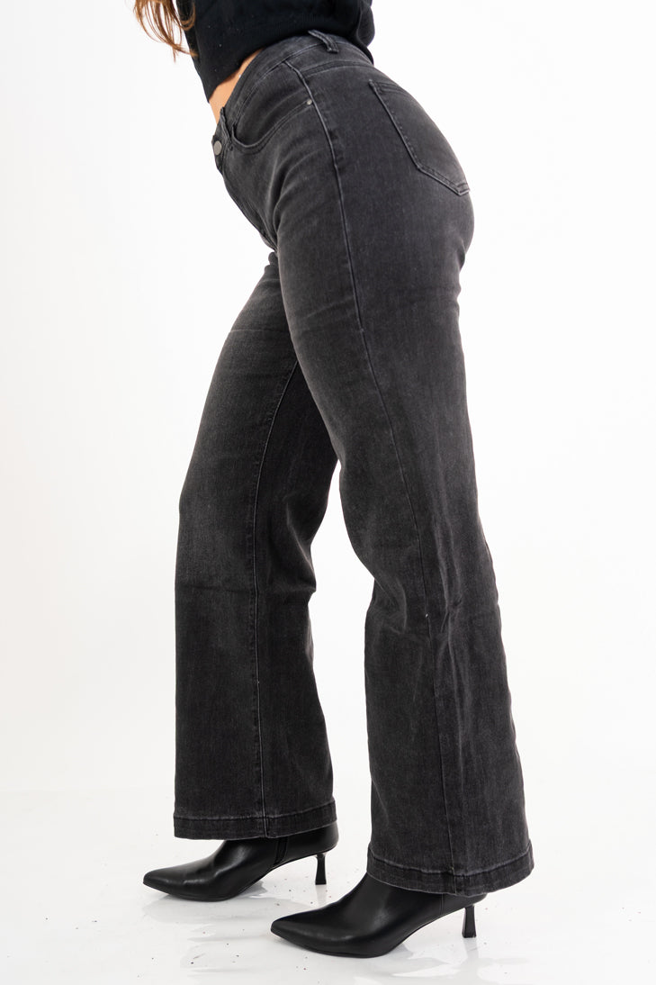 modella indossando Jeans straight fit in denim elasticizzato – Nero slavato colore