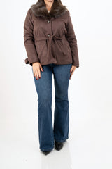 modella indossando Giacca ecocamoscio corta con collo in eco-pelliccia - Marrone colore