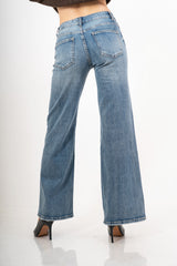 modella indossando Jeans straight leg in denim morbido con fondo used colore