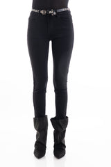 modella indossando Jeans skinny a vita media in denim elasticizzato nero colore