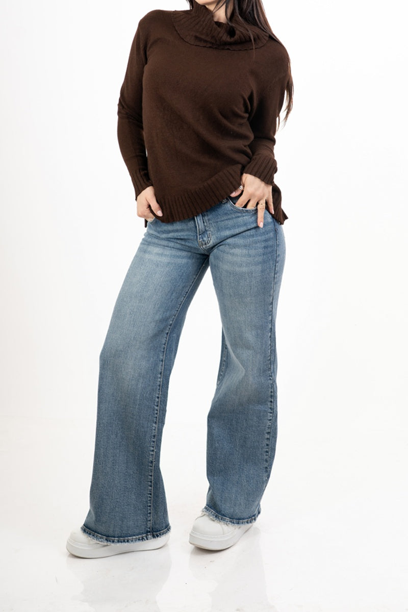 modella indossando Jeans straight leg in denim morbido con fondo used colore