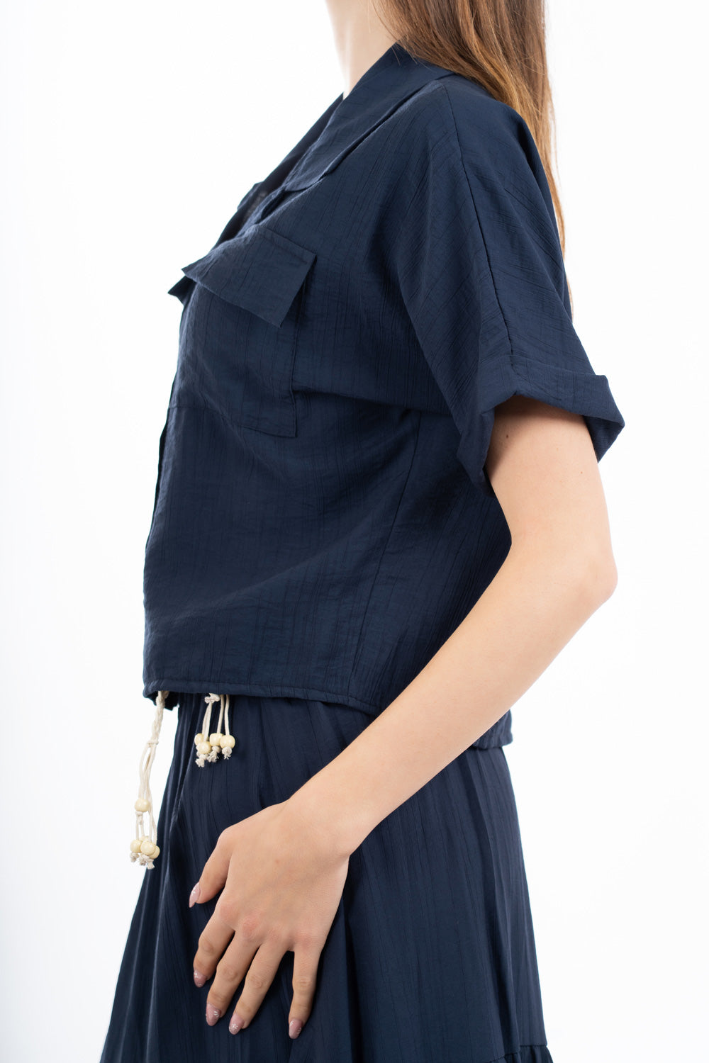 modella indossando Camicia corta con tasche in viscosa EasyWave con manica a pipistrello e bottoni effetto legno colore