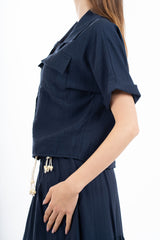 modella indossando Camicia corta con tasche in viscosa EasyWave con manica a pipistrello e bottoni effetto legno colore