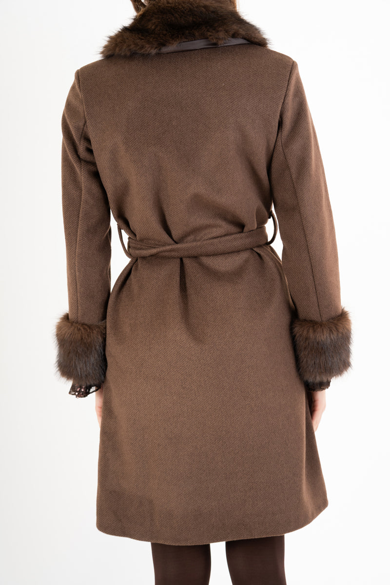 modella indossando Cappotto in panno rigato Marrone con collo in pelliccia colore