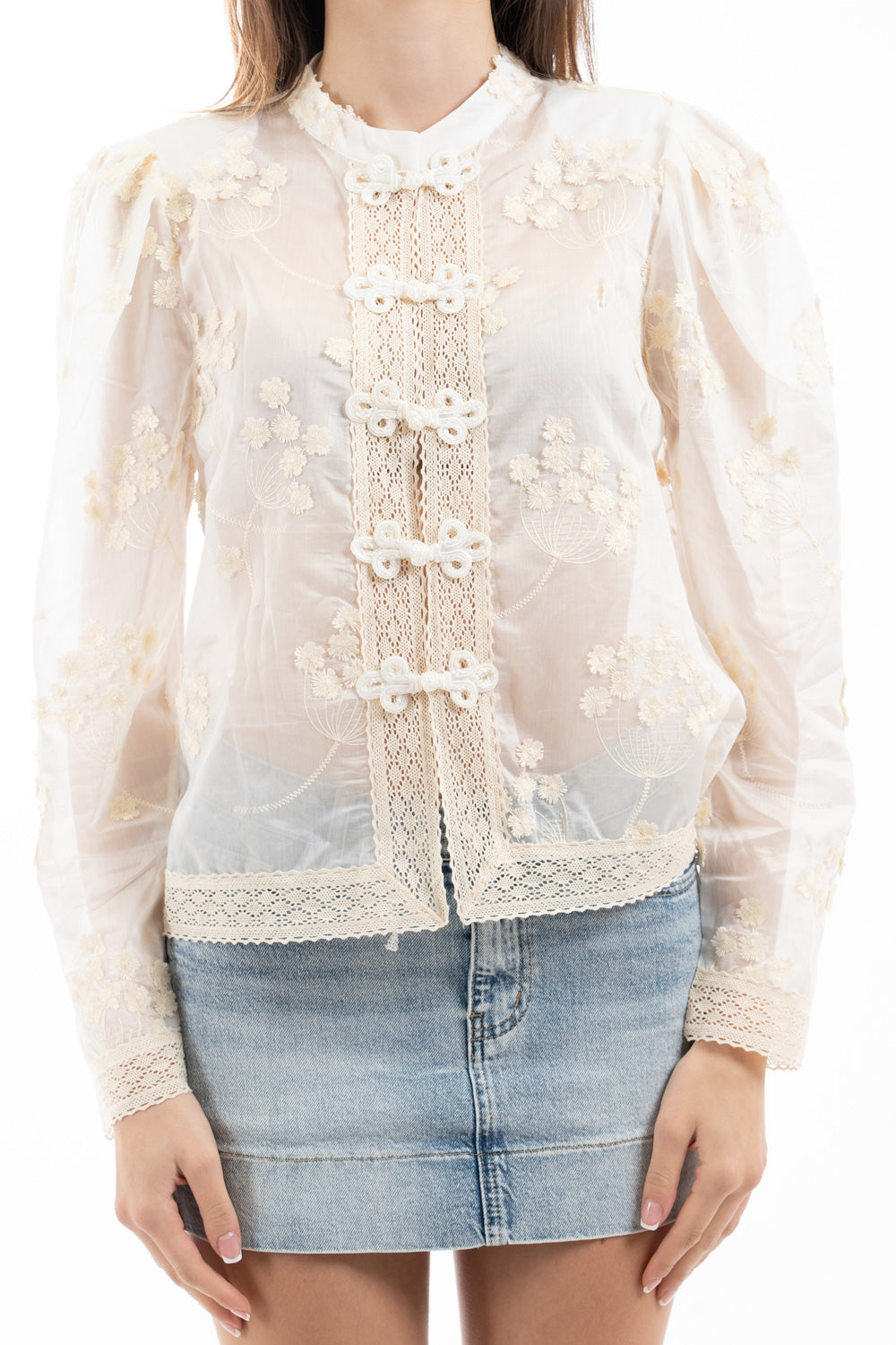 modella indossando Camicia ricamata velata con passamaneria e chiusura decorativa colore Avorio Unica