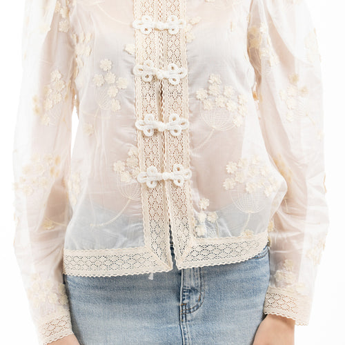 modella indossando Camicia ricamata velata con passamaneria e chiusura decorativa colore Avorio Unica