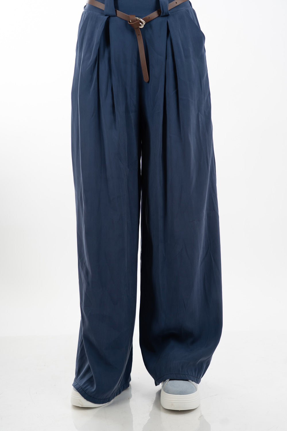 modella indossando Pantalone palazzo in viscosa a vita alta con bustino e cintura colore Blu Unica