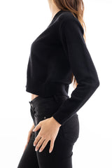 modella indossando Giacchino corto in filato primaverile con scollo a V e bottoni colore