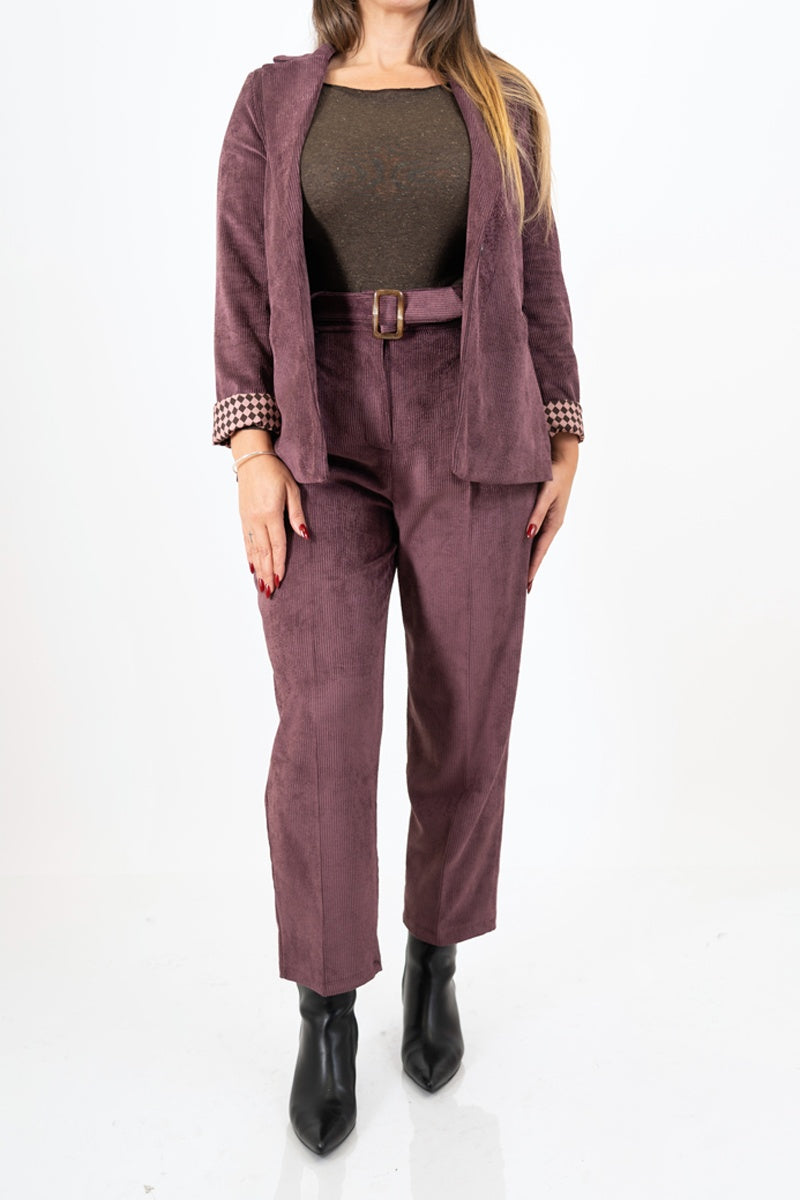 modella indossando Giacca Velvet Line effetto velluto a coste prugna colore