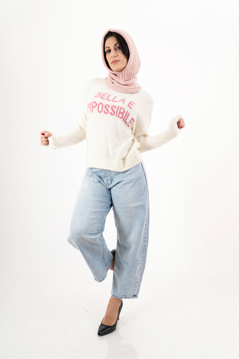 modella indossando Balaclava in maglia morbida Made in Italy colore