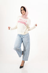 modella indossando Balaclava in maglia morbida Made in Italy colore