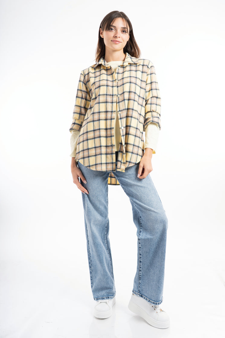 modella indossando Camicia over in flanella di cotone fantasia Soft Tartan colore