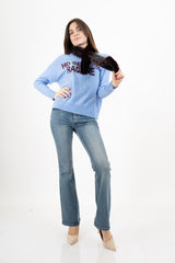 modella indossando Stola in eco-pelliccia morbida colore