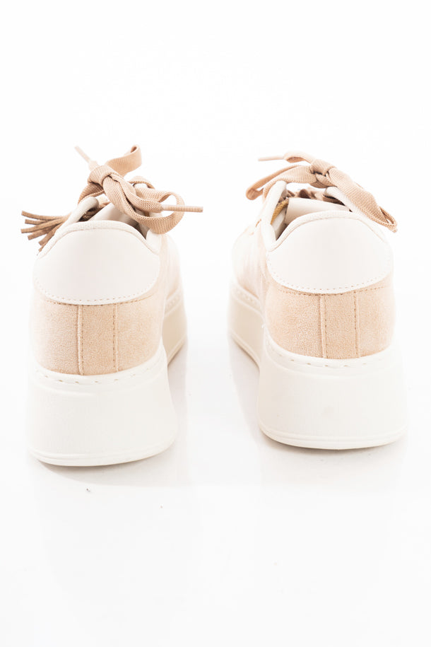 modella indossando Sneakers platform in suede beige con charm gioiello colore