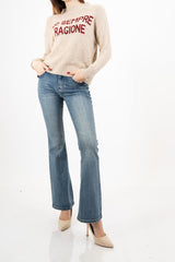 modella indossando Maglione girocollo con scritta “Ho sempre ragione” in misto lana Made in Italy colore