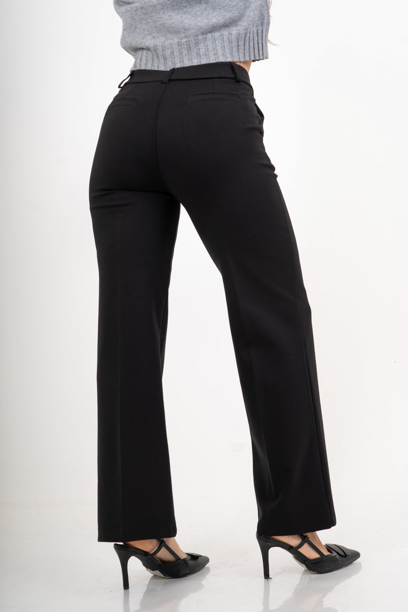 modella indossando Pantalone Punto Milano elasticizzato vita sartoriale - Nero colore
