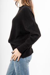 modella indossando Maglia girocollo morbida a spalla scesa in filato caldo colore