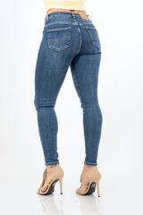 modella indossando Jeans slim fit denim lavaggio scuro elasticizzato colore Denim Scuro