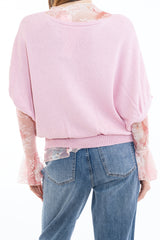 modella indossando Maglia over in filato morbido con manica kimono corta e fascia a costina Made in Italy colore