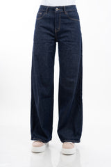 modella indossando Jeans palazzo in denim leggero elasticizzato a gamba ampia colore Denim Zero