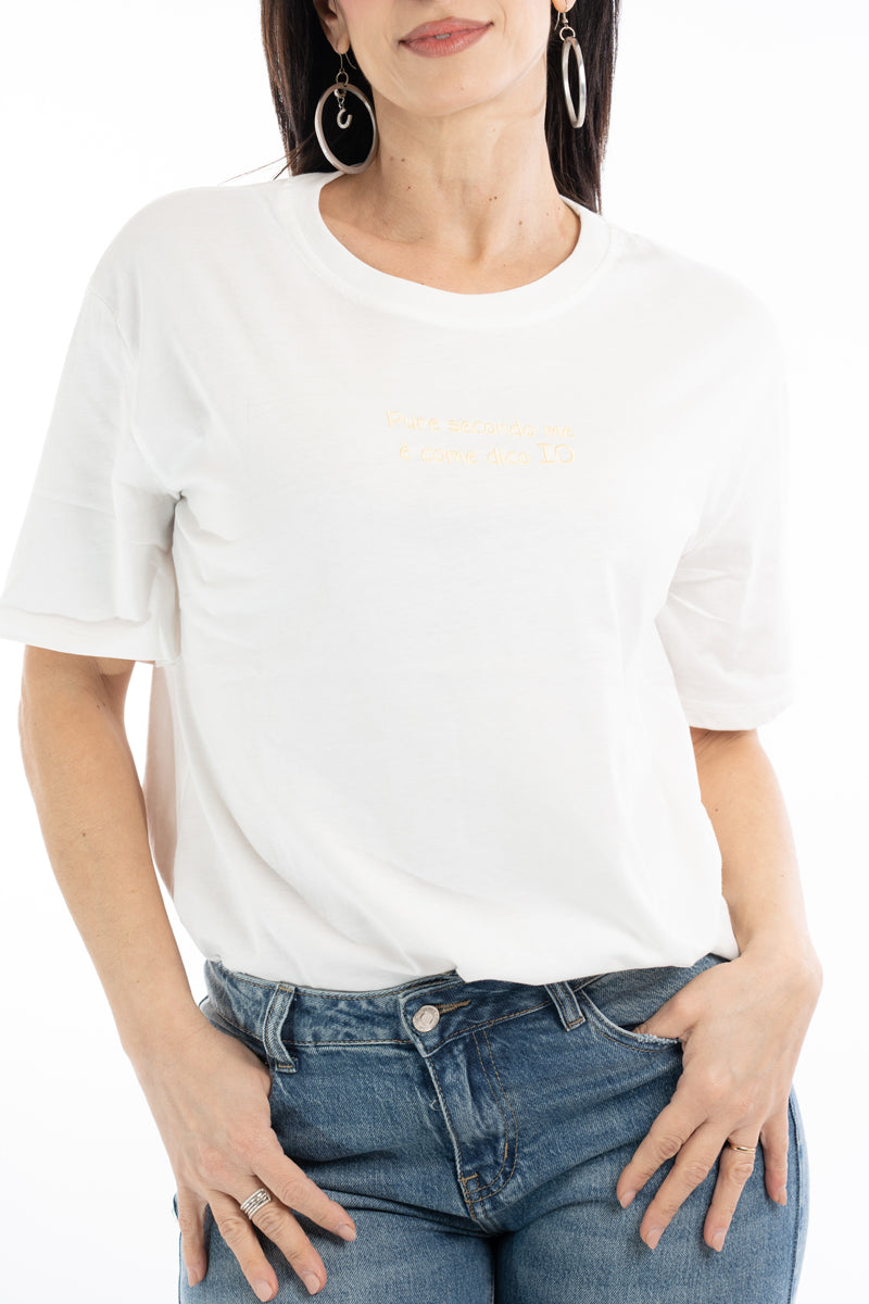 modella indossando T-shirt scritta “Pure secondo me è come dico io” colore Bianco-Gialla Unica