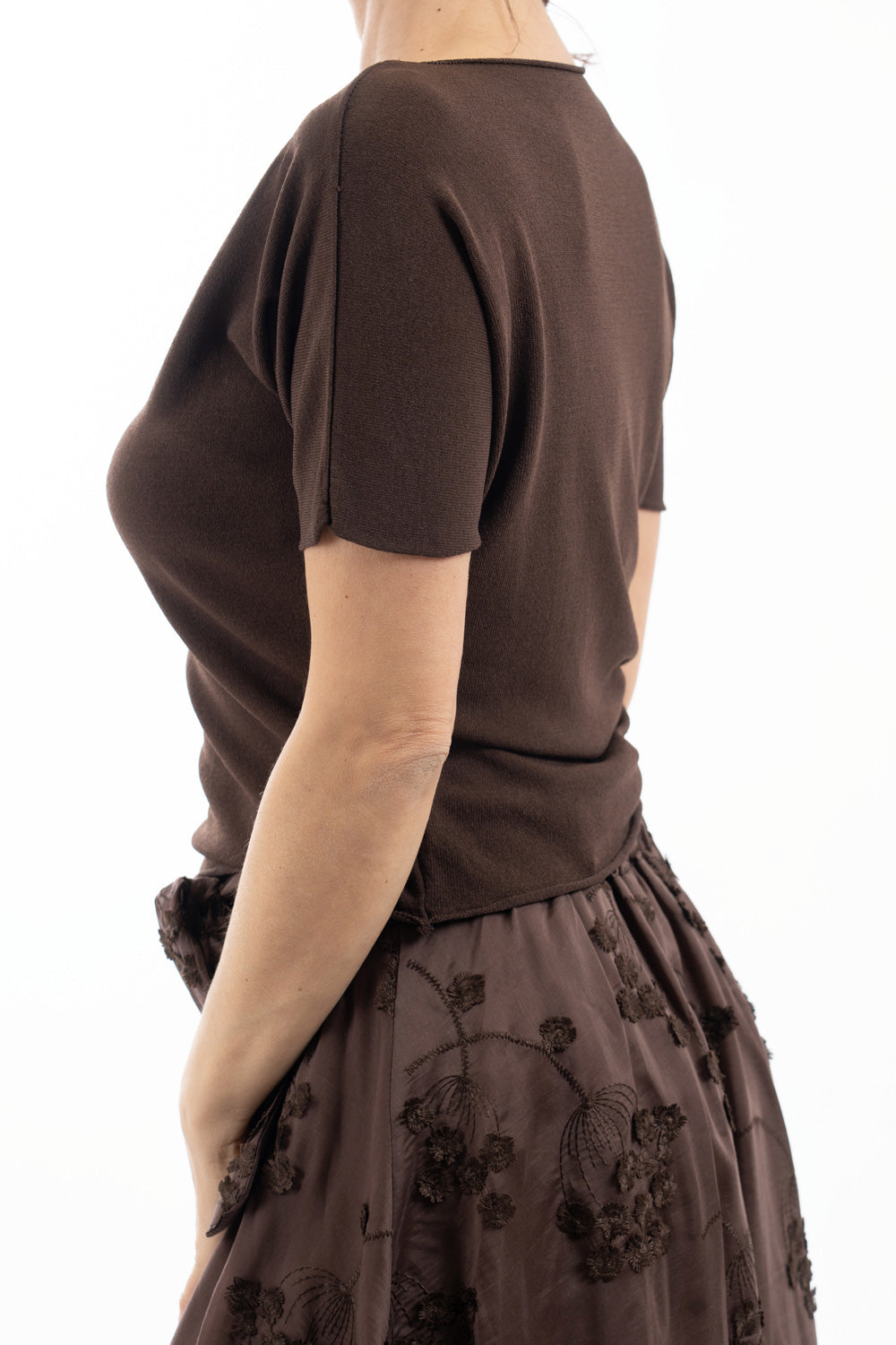 modella indossando Maglia in viscosa a manica corta con finitura minimal colore