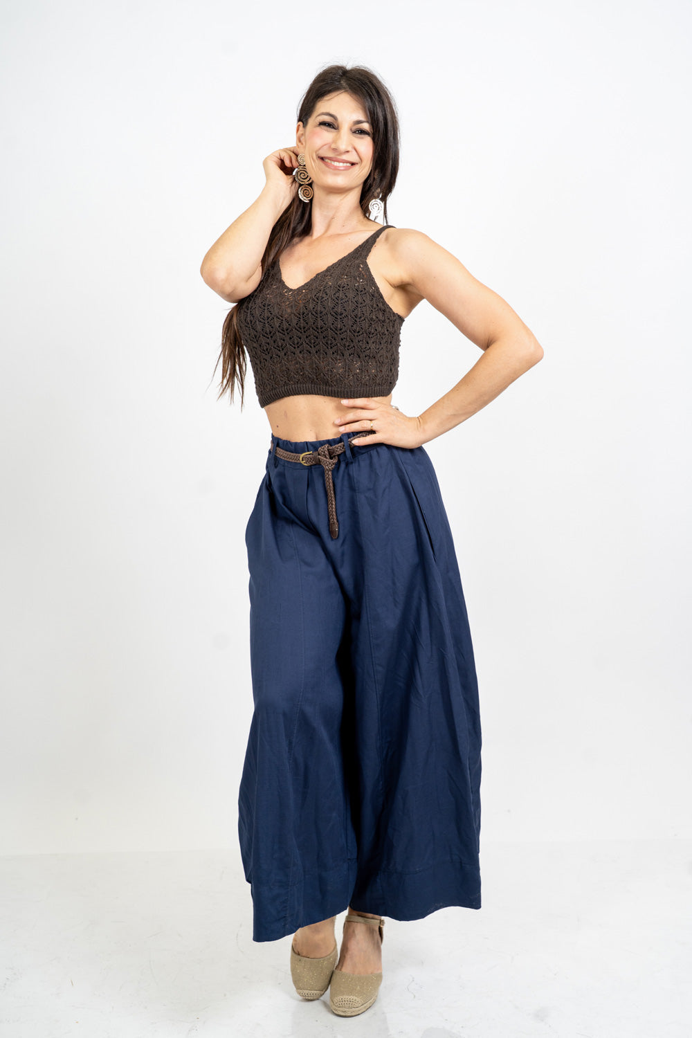 Pantalone balloon cropped in misto lino con cintura intrecciata.