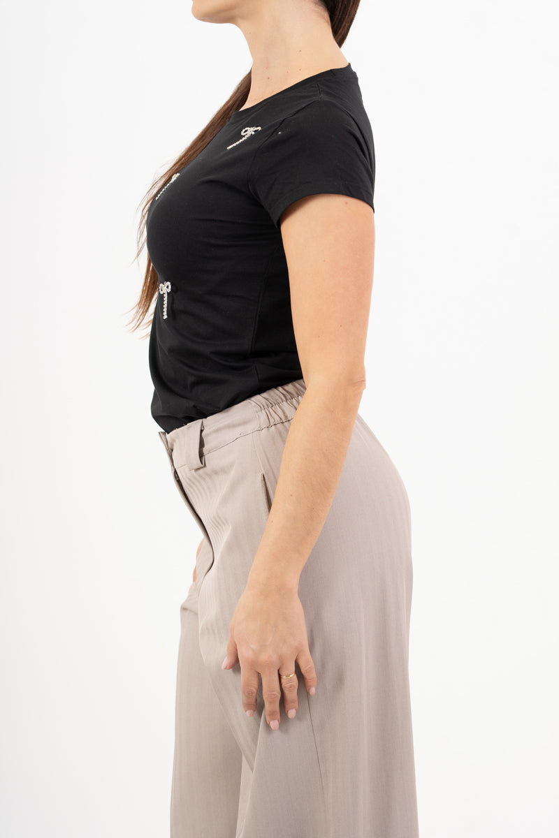 modella indossando T-shirt in cotone elasticizzato con applicazioni gioiello fiocco colore