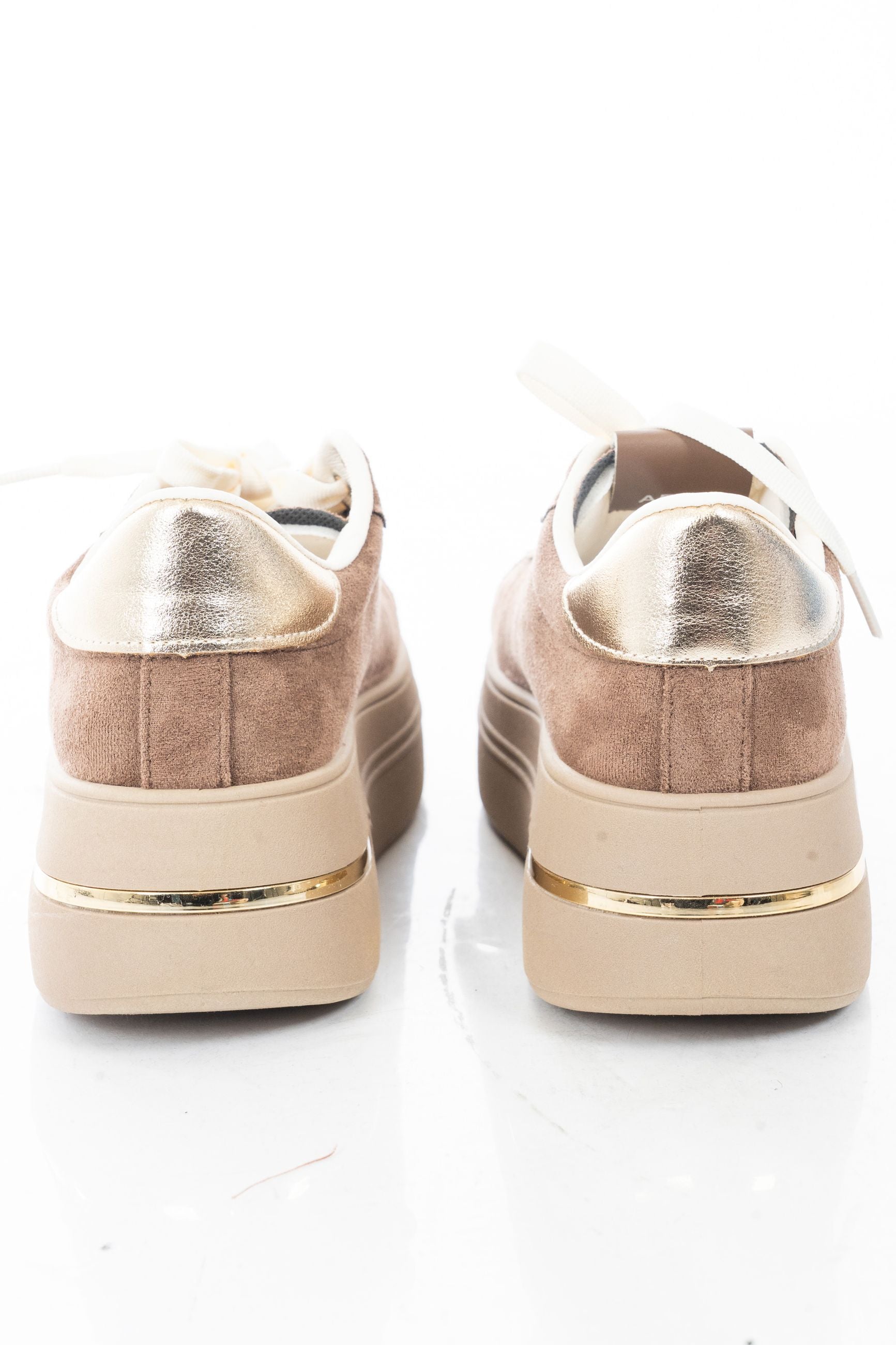 modella indossando Sneakers platform con charm gioiello removibile e suola alta Marrone colore