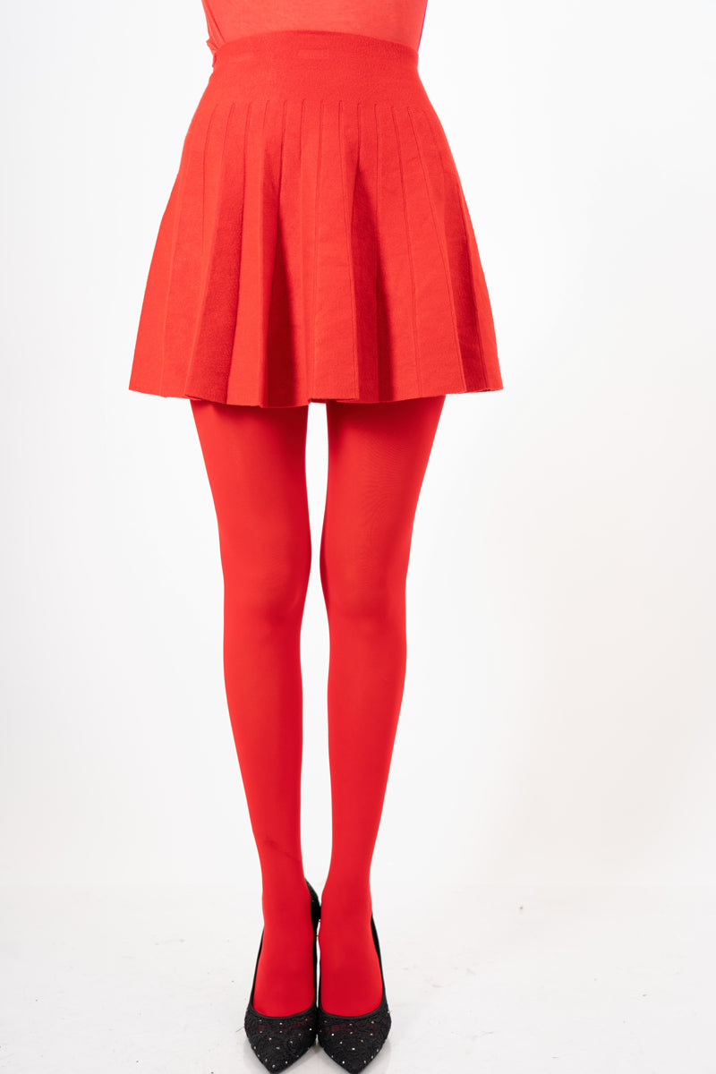 modella indossando Minigonna Soft Pleat in viscosa elasticizzata colore