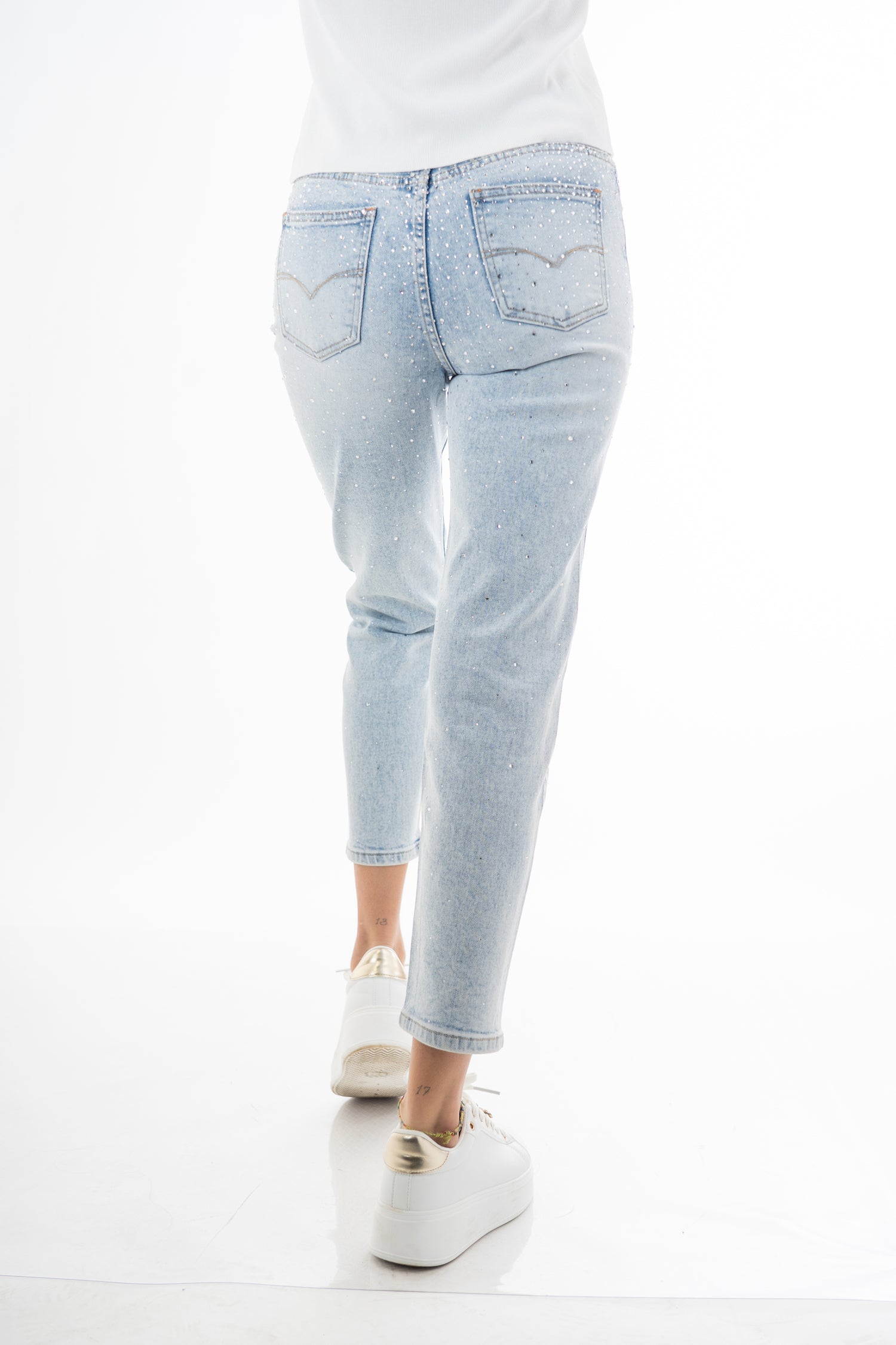 modella indossando Jeans vita alta gamba dritta con strass degradé in denim elasticizzato colore