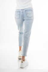 modella indossando Jeans vita alta gamba dritta con strass degradé in denim elasticizzato colore