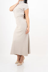 modella indossando Completo in maglia fine con dolcevita e gonna longuette in viscosa colore Beige-Melange Unica