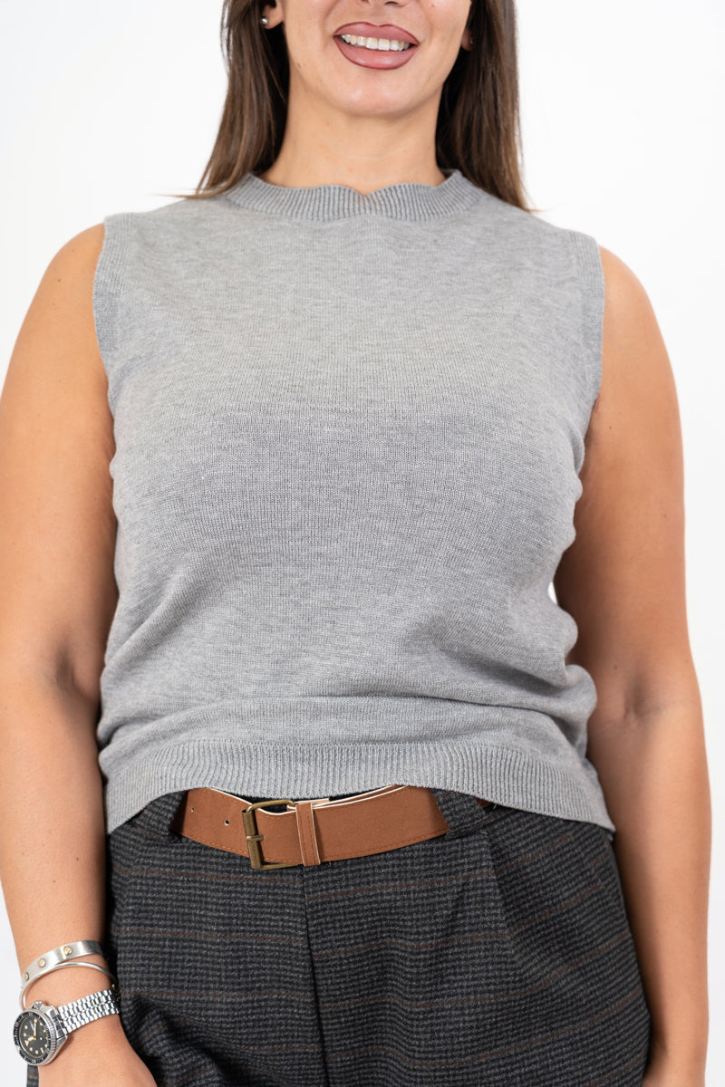modella indossando Gilet smanicato in maglia viscosa con bordi a costina colore Grigio Unica
