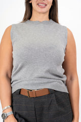 modella indossando Gilet smanicato in maglia viscosa con bordi a costina colore Grigio Unica