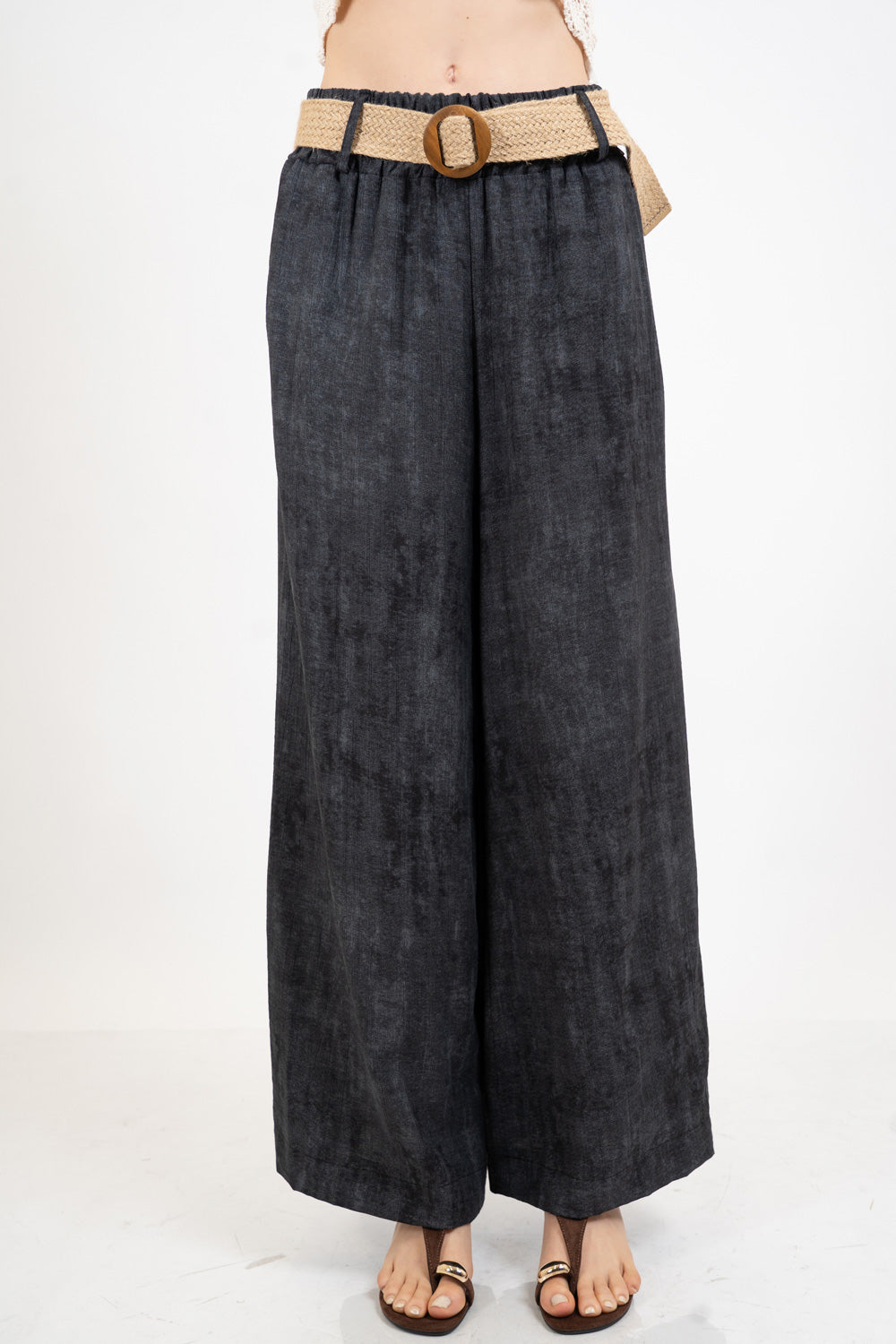 Pantalone palazzo effetto lino delavé con cintura intrecciata.